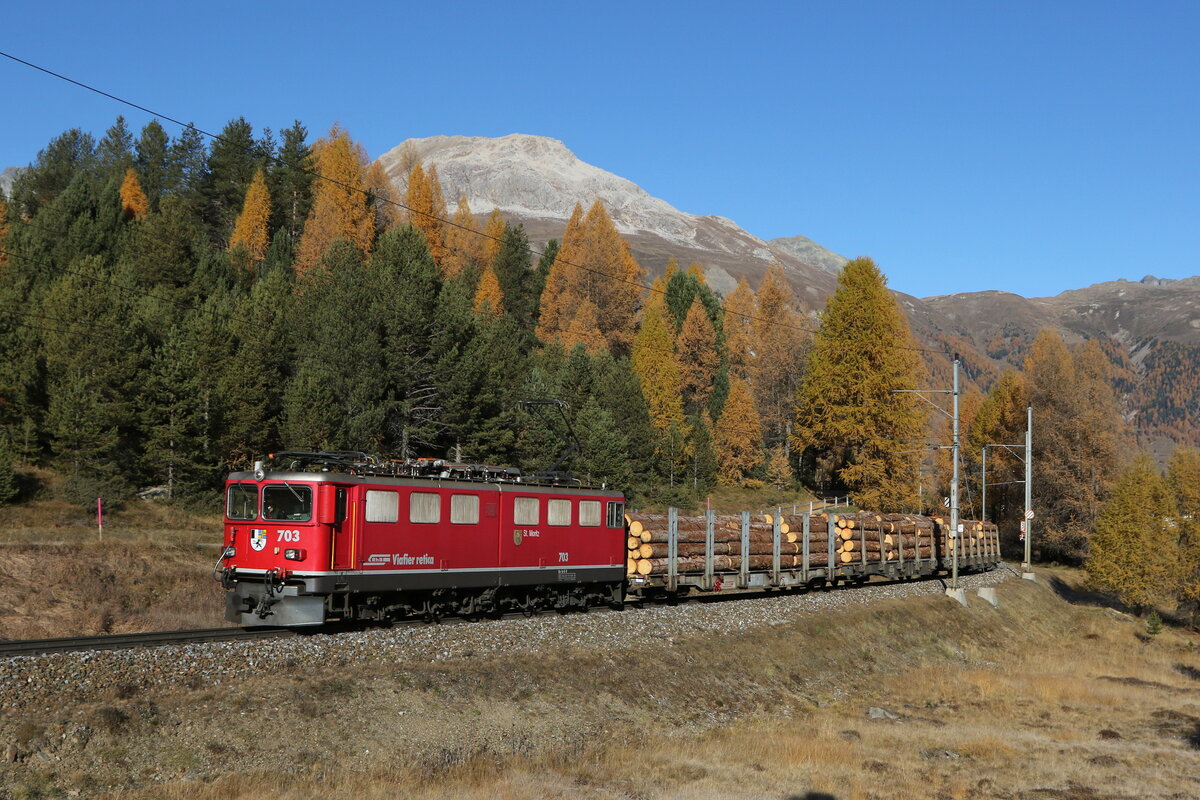 RhB Ge 6/6 II 703  St. Moritz  mit einem kurzen Holzzug auf dem Weg nach Pontresina. Aufgenommen am 27. Oktober 2021 bei  Punt Muragl .