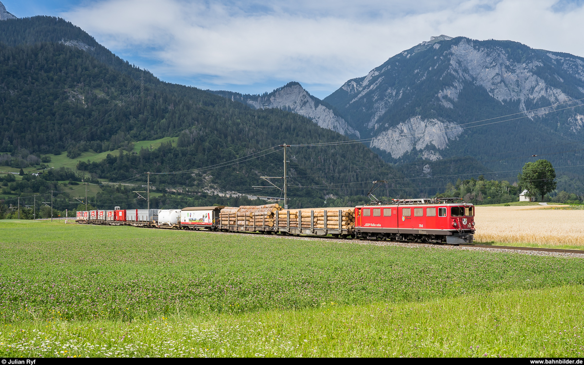 RhB Ge 6/6 II 704 mit Güterzug am 8. Juli 2020 bei Bonaduz.