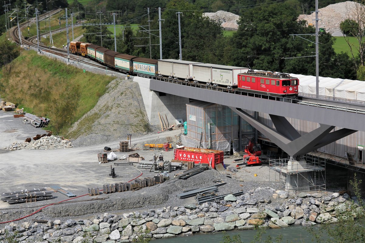 RhB Ge 6/6 II 705 am 28.08.2019 mit Valserzug 5732 auf der neuen Rheinbrücke bei Reichenau-Tamins.