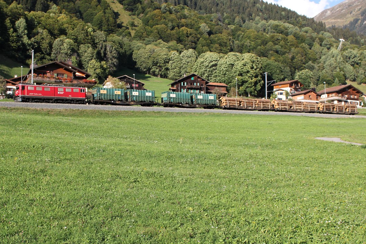 RhB Ge 6/6 II 706 unterhalb von Klosters in Richtung Landquart mit Güterzug am 19.09.2018 nachmittags.