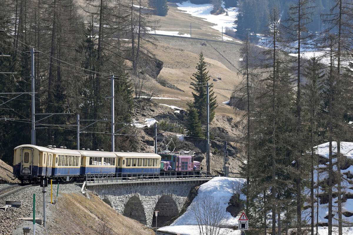 RhB Ge 6/6 l Nr. 415  Chamäleon  mit einem Sonderzug in Bergün.
Impressionen vom 26. März 2022.
Foto: Walter Ruetsch