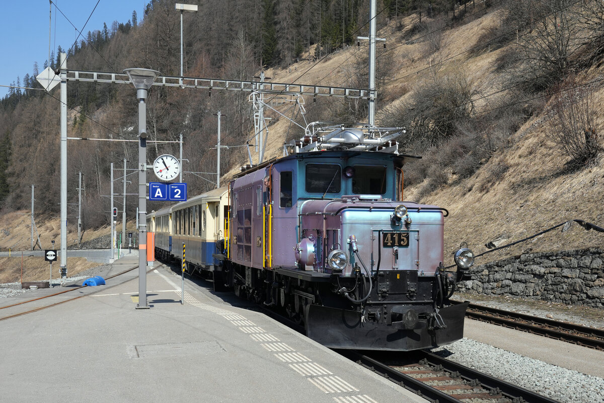 RhB Ge 6/6 l Nr. 415  Chamäleon  mit einem Sonderzug in Bergün.
Impressionen vom 26. März 2022.
Foto: Walter Ruetsch