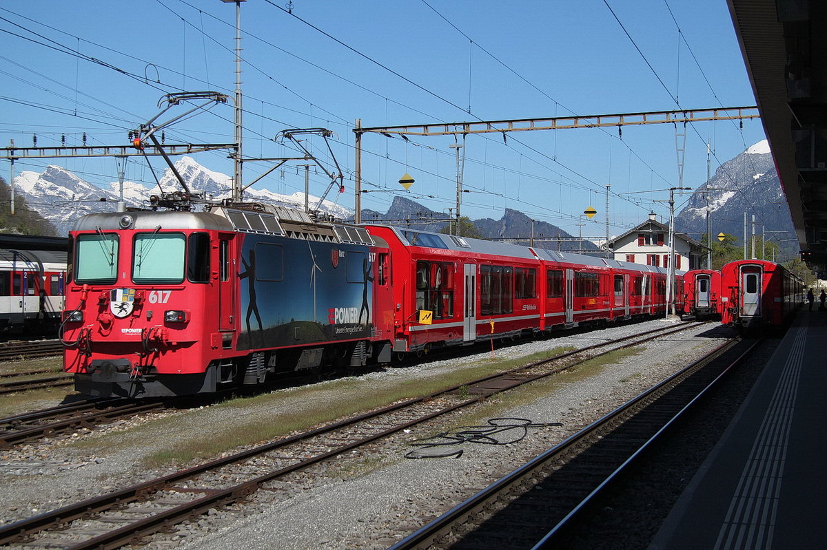 RhB Ge4/4 II Nr.617 abgestellt mit einem Gliederzug am 21.04.17 in Landquart