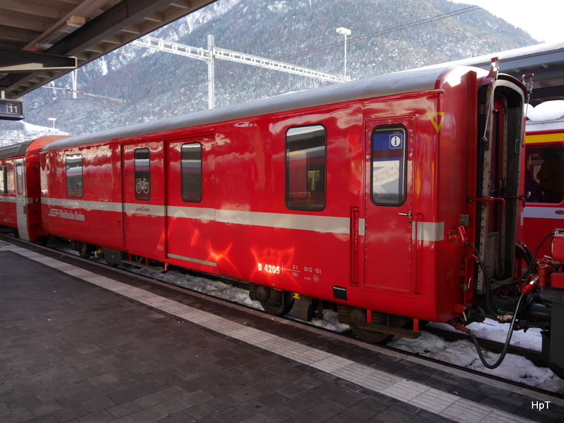 RhB - Gepäckwagen im Bahnhof Chur am 02.01.2015