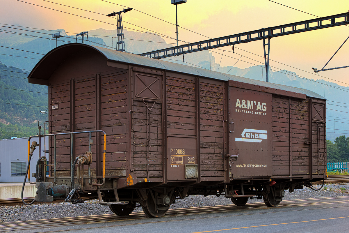 Rhb Güterwagen P10068/ A&M AG Recycling steht am Abend des 11.8.2015 im Bahnhof Untervaz