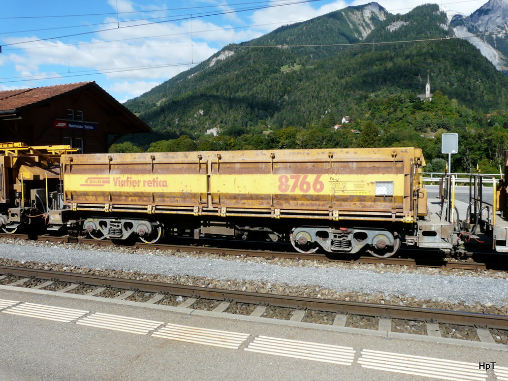 RhB - Gterwagen Typ Fa-u  8766 im Bahnhof Reichenau-Tamins am 20.09.2013