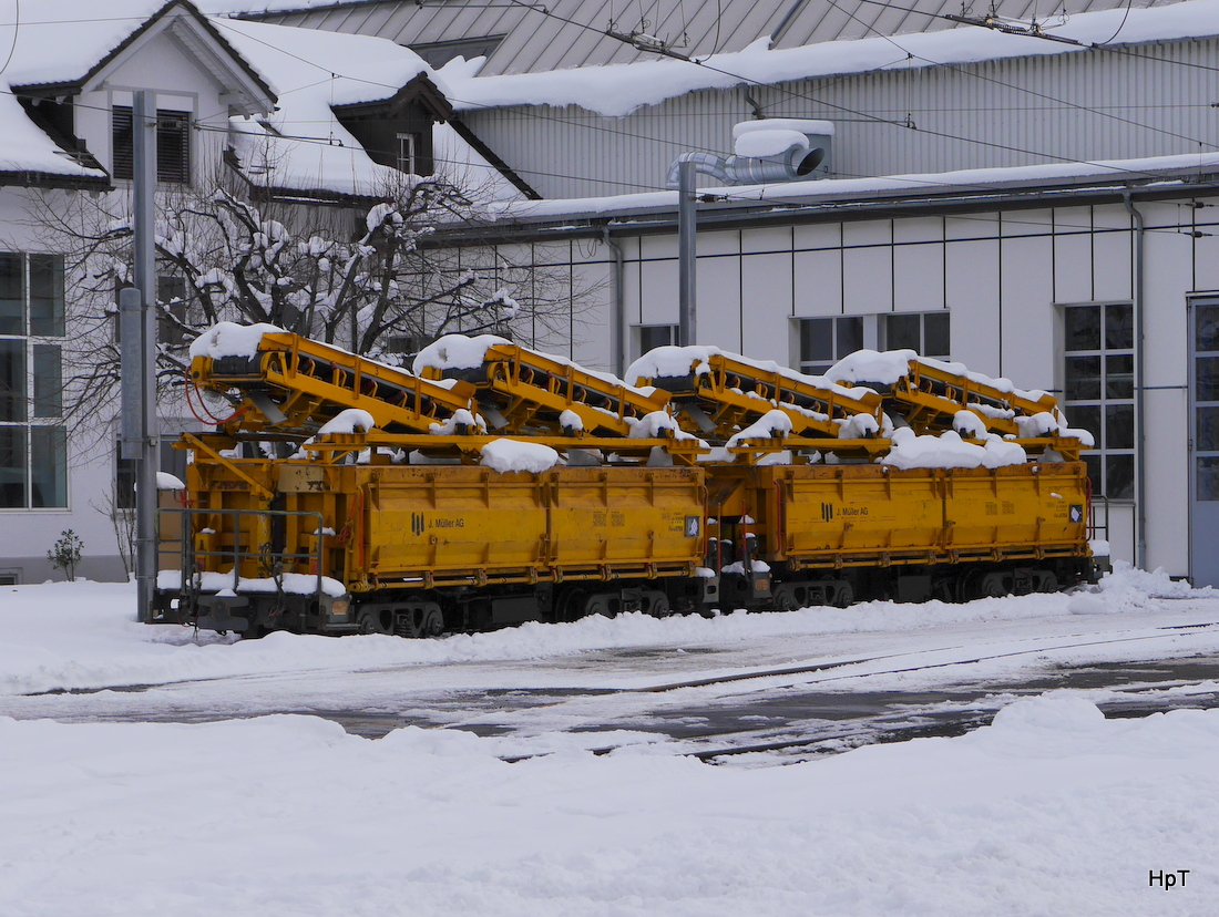 RhB - Güterwagen vom Typ Fa-u 8769 und Fa-u 8758 abgestellt vor den Toren der HW in Landquart am 02.01.2015 