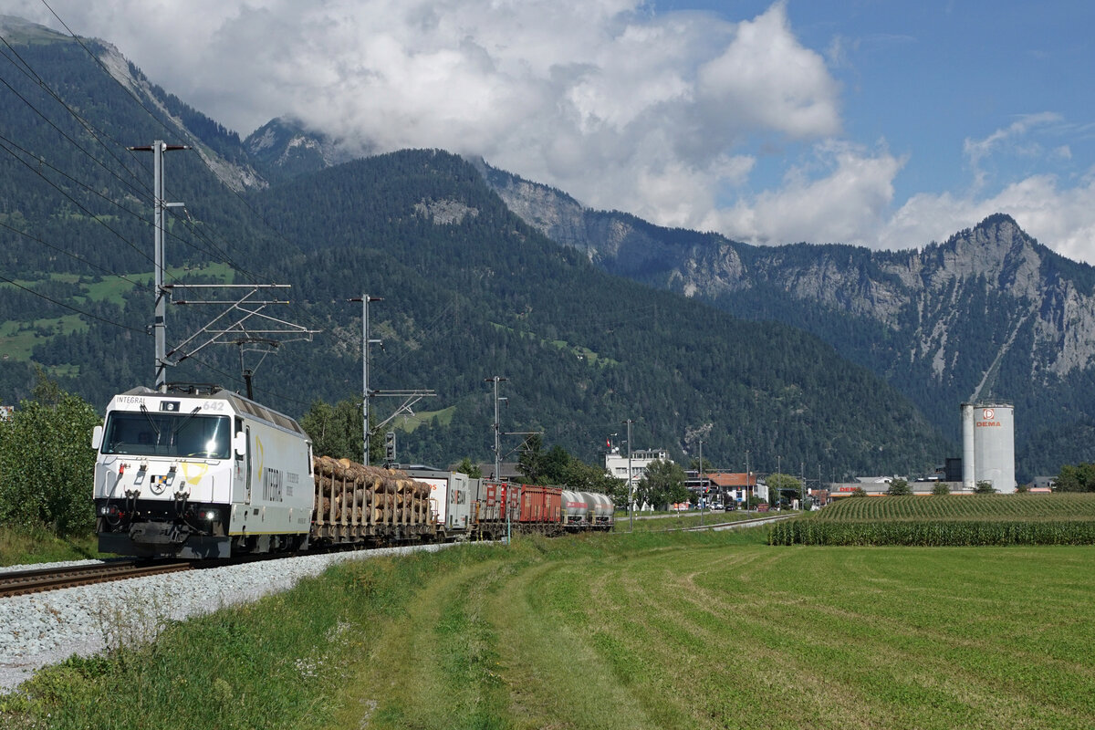 RhB Güterzug mit der Ge 4/4 III 642  INTEGRAL  bei Rhäzüns am 26. August 2021.
Foto: Walter Ruetsch