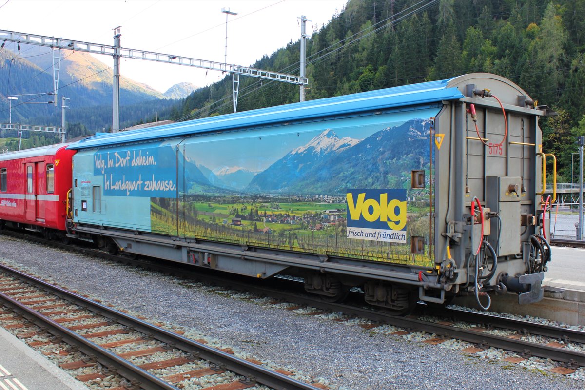 RhB Haiqq-tuyz 5175 Schiebewandwagen 'Volg' mit Motiv  Landquart  kommt aus Landquart am 19.09.2018 mit dem Regiozug um 18.29 Uhr durch Klosters.