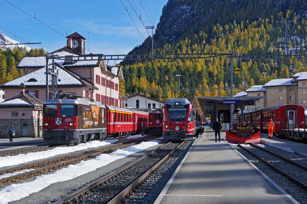 RhB: In Pontresina stehen Zge zur Abfahrt bereit nach Scuol-Tarasp, Samedan, St. Moritz und Tirano. Die Aufnahme ist am 18. Oktober 2013 entstanden.
Foto: Walter Ruetsch