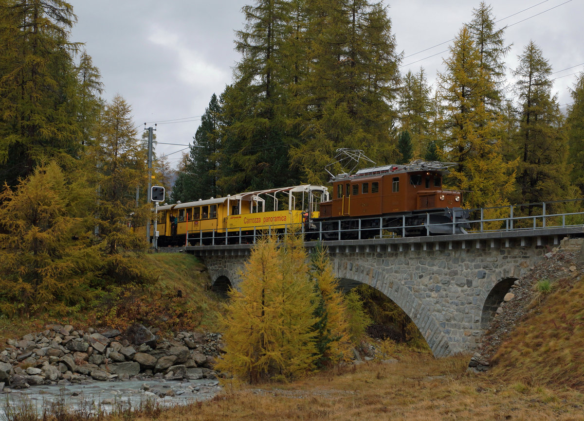 RhB: JUBILÄUM
     20 JAHRE CLUB 1889
Das Bernina Krokodil Ge 4/4 82 mit dem Bellavista-Express unterwegs oberhalb Pontresina auf der Fahrt nach Bernina Ospizo am 15. Oktober 2016.
Foto: Walter Ruetsch
