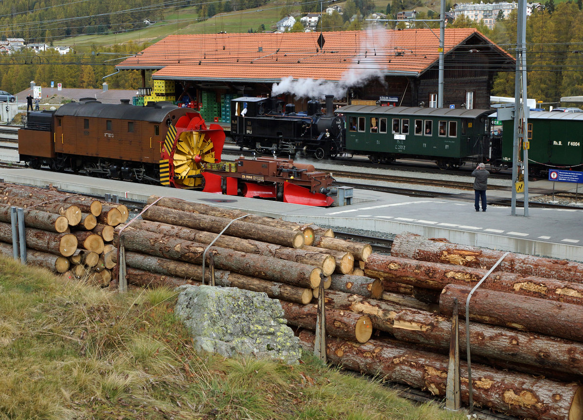 RhB: JUBILÄUM
     20 JAHRE CLUB 1889
Sehr seltene Begegnung zwischen der Xrotd 6/6 9213 und der G 3/3 11 Heidi in Pontresina am 15. Oktober 2016.
Foto: Walter Ruetsch
