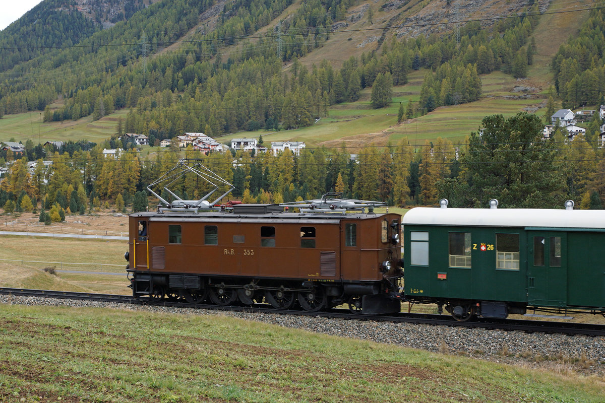 RhB: JUBILÄUM
     20 JAHRE CLUB 1889
Der Lunghin-Express mit der Ge 4/6 353 bei Pontresina am 15. Oktober 2016.
Foto: Walter Ruetsch
