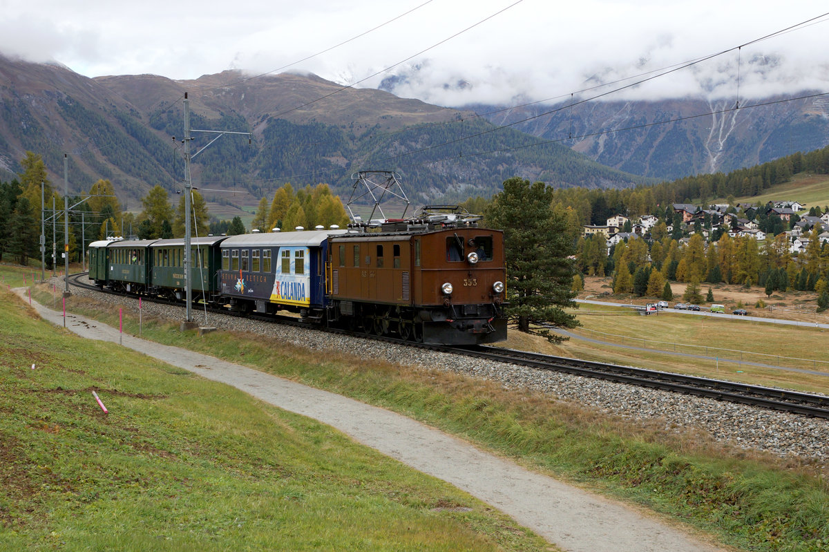 RhB: JUBILÄUM
     20 JAHRE CLUB 1889
Der Lunghin-Express mit der Ge 4/6 353 bei Pontresina am 15. Oktober 2016.
Foto: Walter Ruetsch
