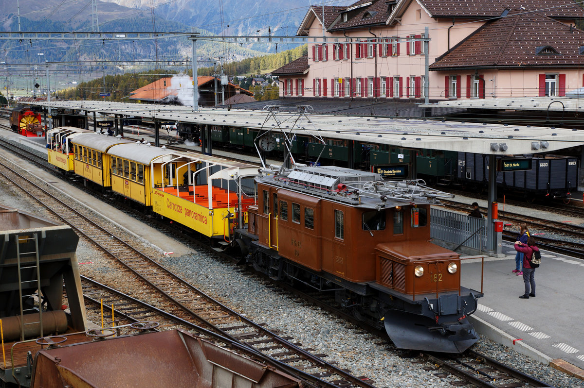 RhB: JUBILÄUM
     20 JAHRE CLUB 1889
Das Bernina Krokodil Ge 4/4 82 mit dem Bellavista-Express in Pontresina anlässlich der Abfahrt nach Bernina Ospizo am 15. Oktober 2016.
Foto: Walter Ruetsch
