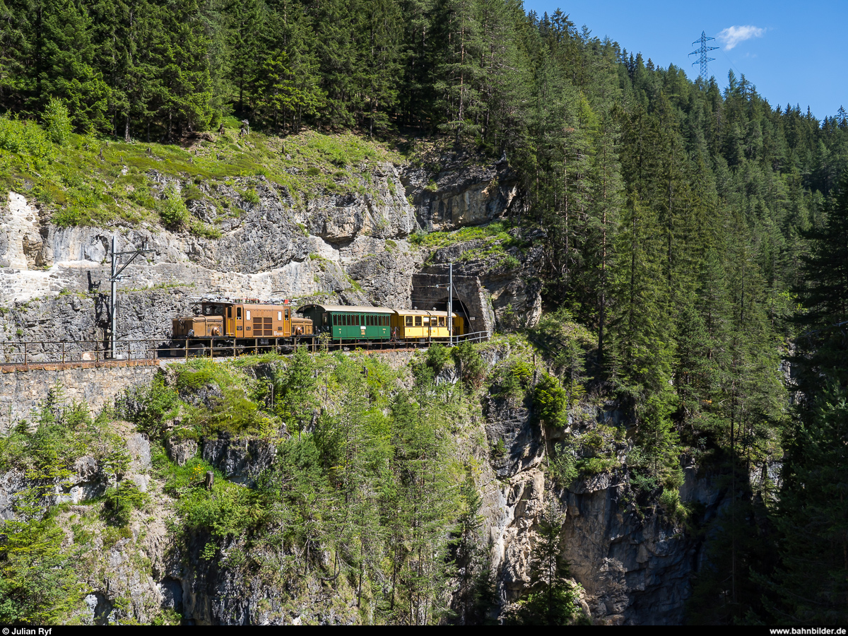 RhB Krokodil Ge 6/6 414 mit Nostalgiezug Davos - Filisur am 7. Juli 2020 bei Wiesen.