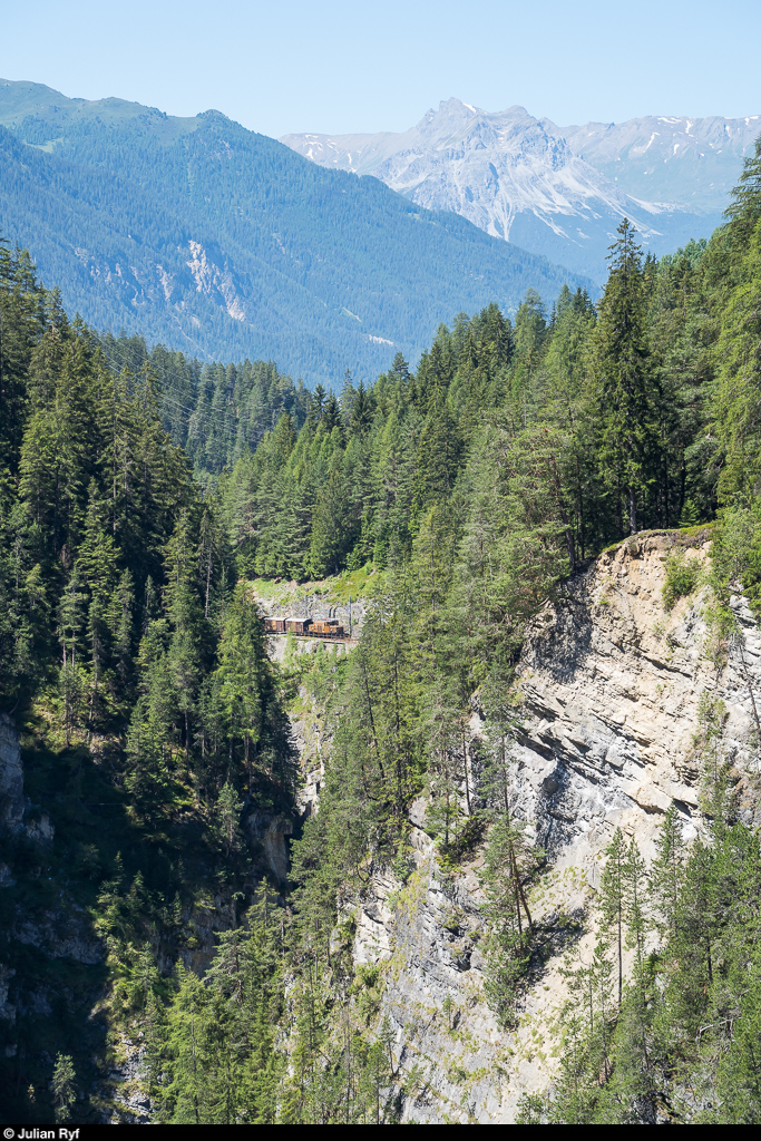 RhB Krokodil Ge 6/6 414 mit Nostalgiezug Filisur - Davos am 7. Juli 2020 bei Wiesen.
