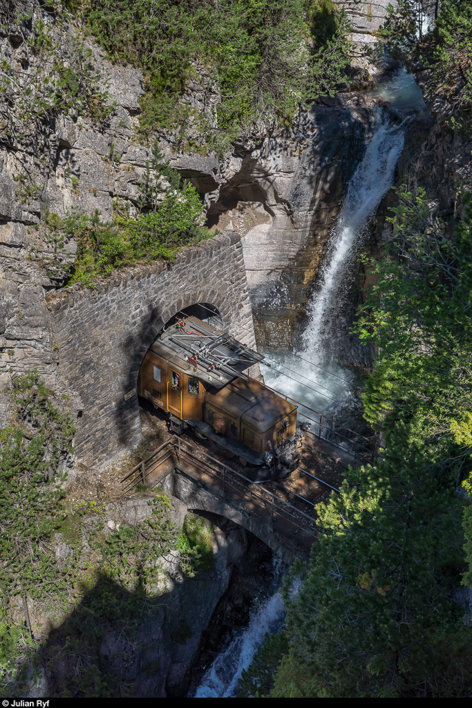 RhB Krokodil Ge 6/6 414 mit Nostalgiezug Filisur - Davos am 7. Juli 2020 am Bärentritt.

