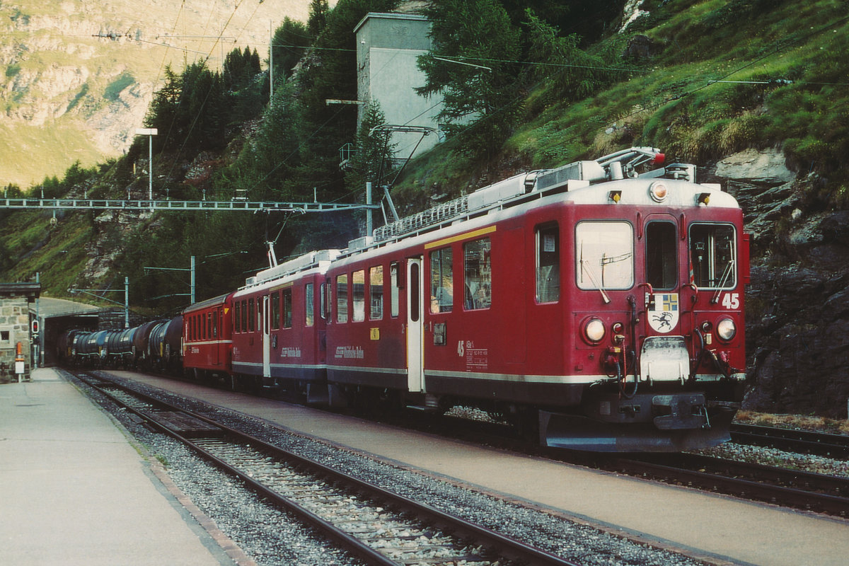 RhB: Langer Kesselwagenzug mit Doppeltraktion ABe 4/4 45 und ABe 4/4 46 bei einem Zwischenhalt in Alp Grüm im August 2003.
Foto: Walter Ruetsch