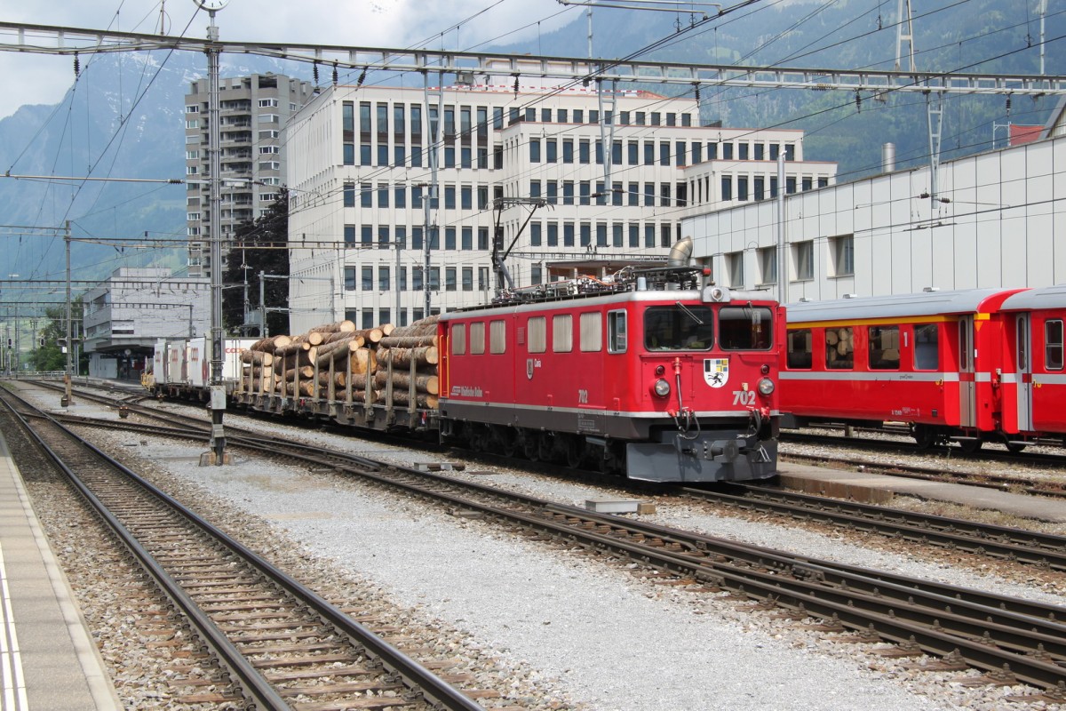 RhB Lok Ge6/6 II Nr.702 bei der Abfahrt mit einem gemischten Güterzug in Landquart.27.05.15