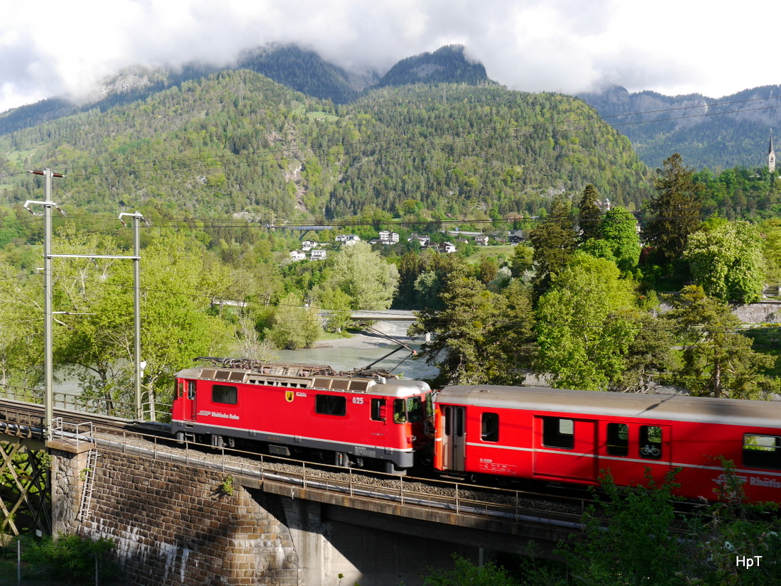 RhB - Nachschuss der Ge 4/4 625 unterwegs bei Reichenau - Thamins am 07.05.2015