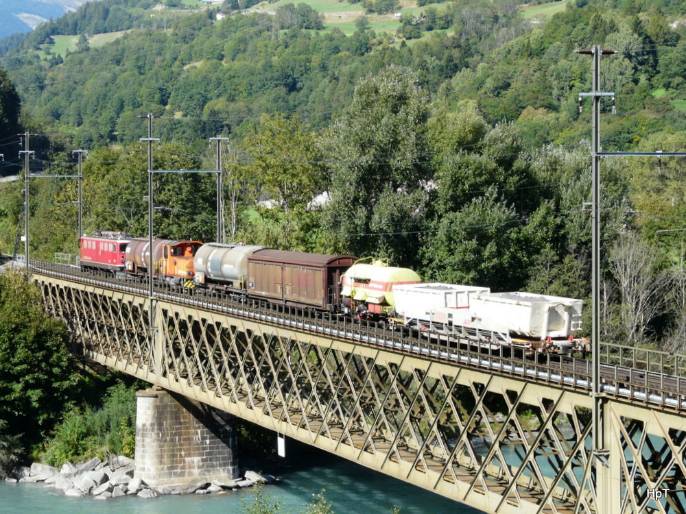 RhB - Nachschuss vom Gterzug mit der Lok Ge 6/6 704 unterwegs bei Reichenau-Tamins am 20.09.2013