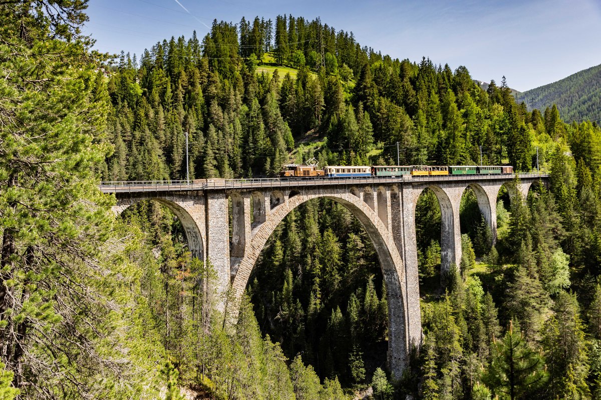RhB Nostalgiezug auf der Strecke Davos-Filisur befährt den Wiesenerviadukt