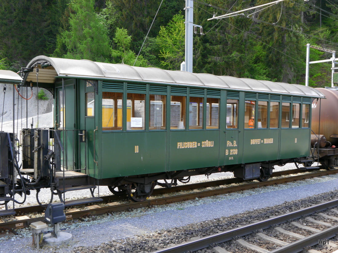 RhB - Oldtimer Personenwagen 2 Kl. B 2138 in einem Güterzug im Bahnhof von Reichenau - Tamins am 07.05.2015