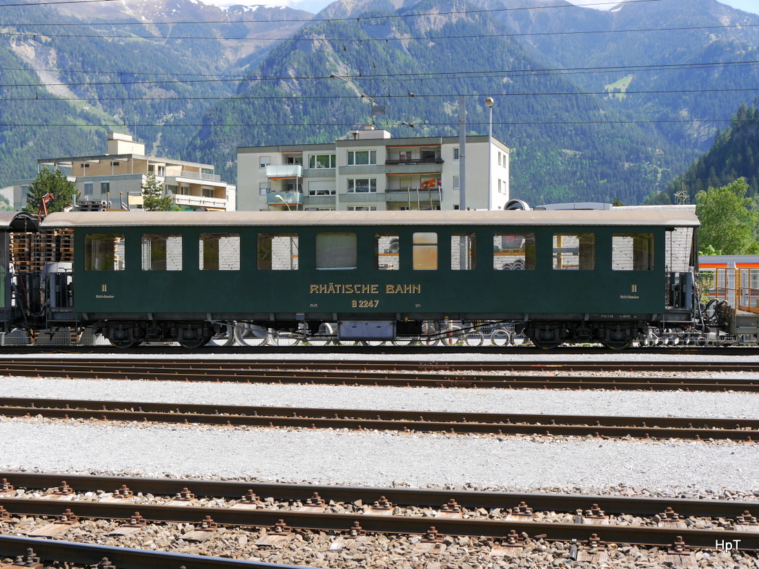 RhB - Oldtimer Personenwagen 2 Kl. B 2247 abgestellt in Thusis am 07.05.2015