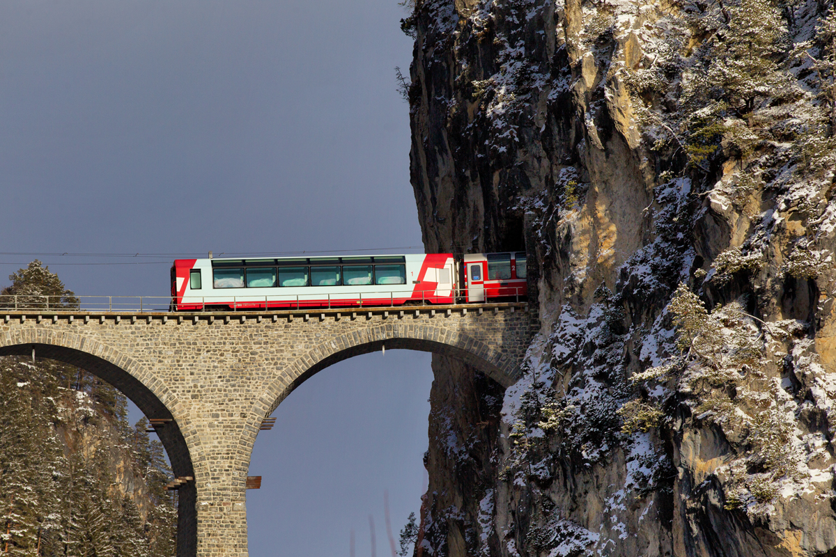 Rhb Panoramawagen Typ Api 1312 am Zugende eines Gex verschwindet im Landwassertunnel.Bild vom Januar 2016