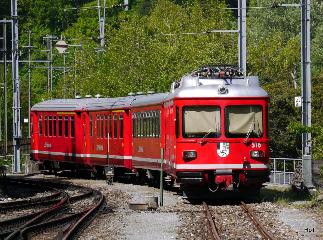 RhB - Pendelzug mit dem Be 4/4 516 abgestellt im Bahnhofsareal in Reichena-Tamins am 07.05.2015