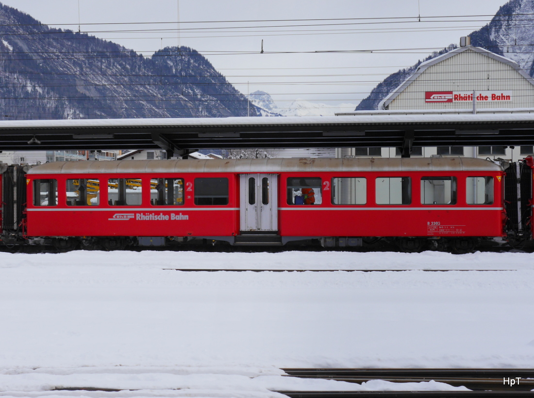 RhB - Personenwagen 2 Kl. B 2303 im Bahnhof Landquart am 02.01.2015