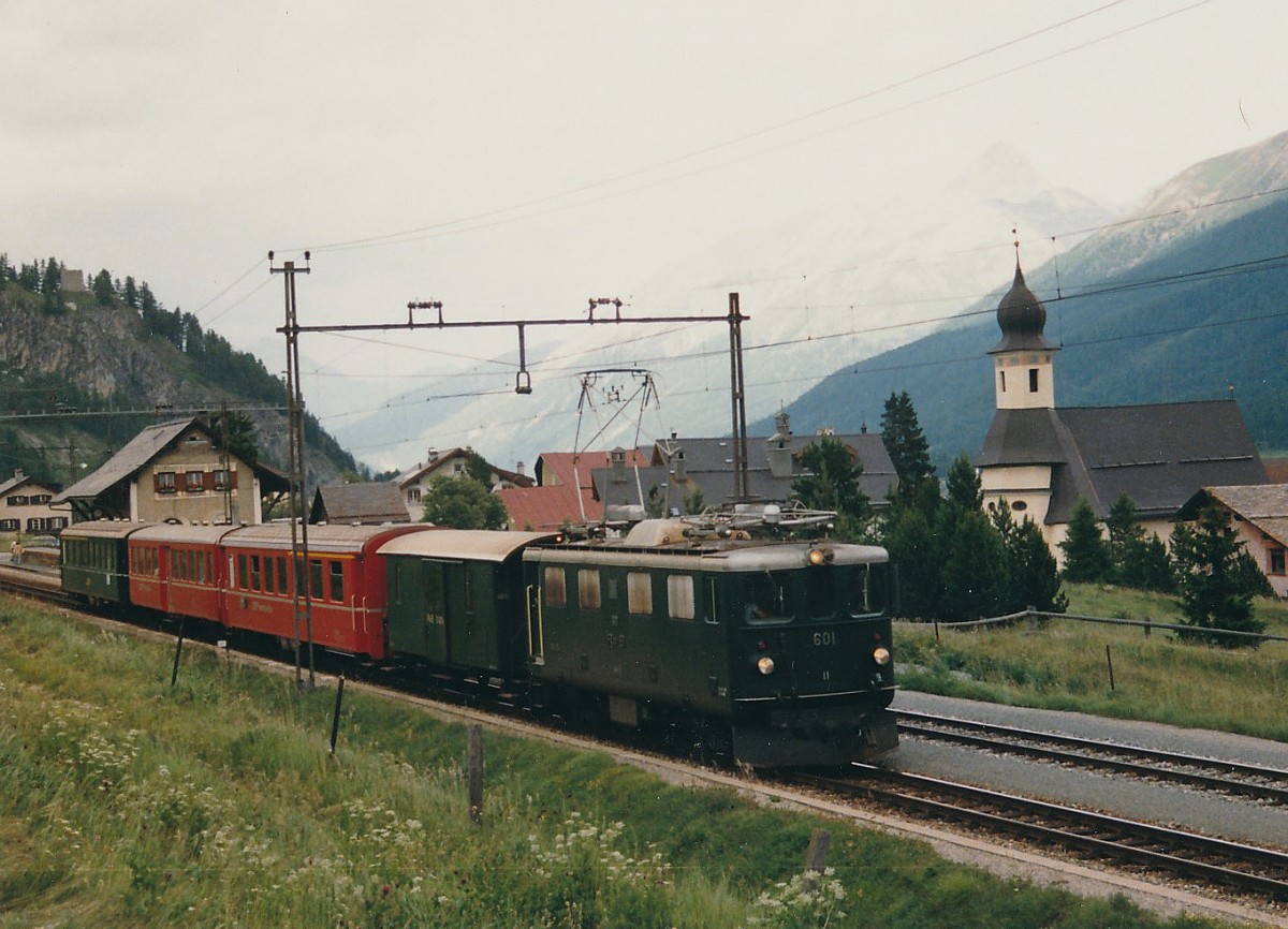 RhB: Personenzug Scuol-St. Moritz mit der Ge 4/4 I (601-610, 1947), im Oberengadin bei La Punt im August 1987.
Foto: Walter Ruetsch

