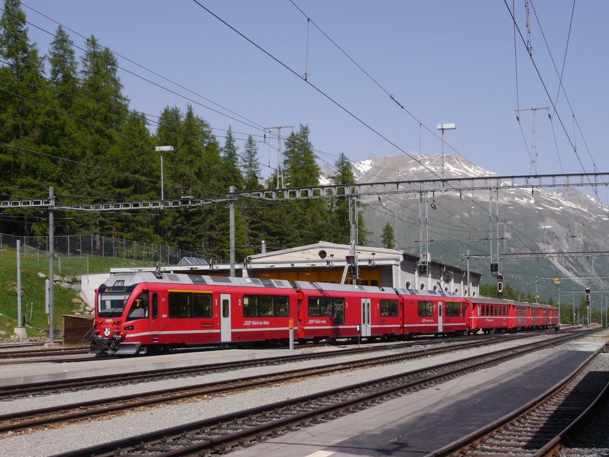 RhB R 1625 St. Moritz - Tirano geführt von ALLEGRA ABe 8/12 3509  Placidus Spescha  bei Einfahrt in Pontresina; 09.06.2014
