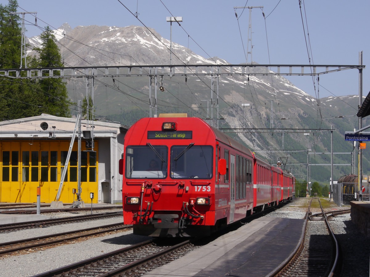 RhB R 1936 mit Steuerwagen BDt 1753 nach Scuol Tarasp wird bereitgestellt in Pontresina; 09.06.2014
