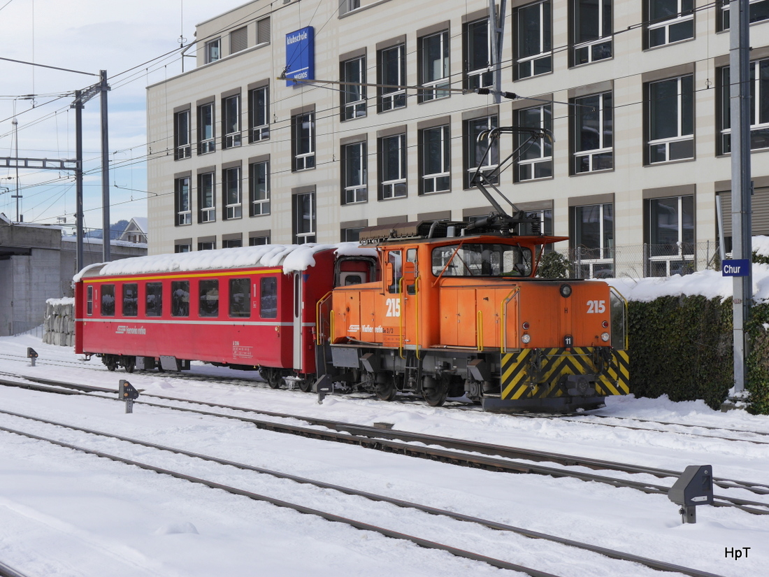 RhB - Rangierlok Ge 3/3 215 bei der Arbeit mit einem Personenwagen 1 Kl. im Bahnhofsareal in Chur am 02.01.2015