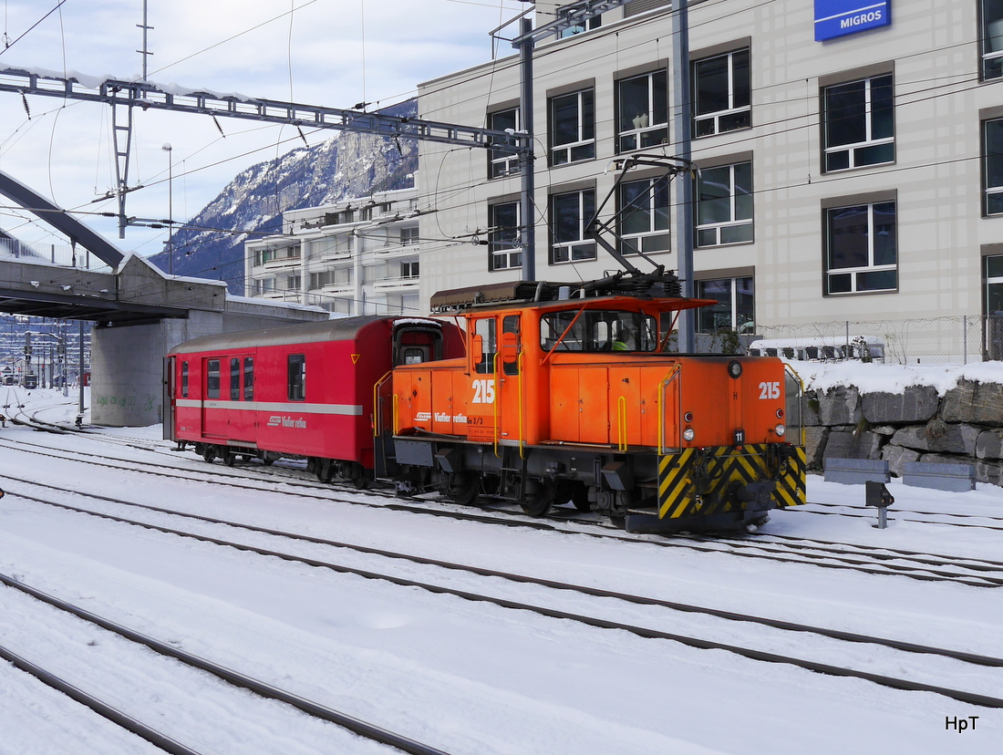 RhB - Rangierlok Ge 3/3 215 bei der Arbeit mit einem Gepäckwagen im Bahnhofsareal in Chur am 02.01.2015