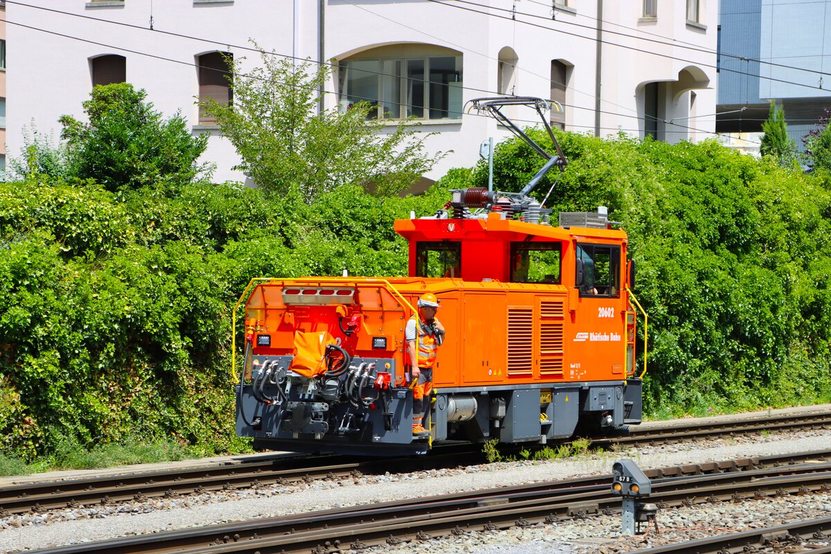 RhB Rangierlok Stadler Geaf2/2 20602 am 05.07.26 in Chur beim Rangieren vom Bahnsteig aus fotografiert 