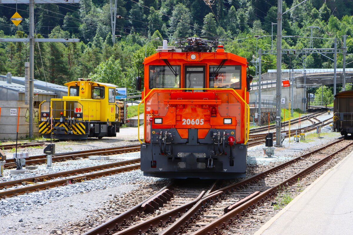 RhB Rangierlok Stadler Geaf2/2 20605 am 06.07.26 in Thusis beim Rangieren vom Bahnsteig aus fotografiert 