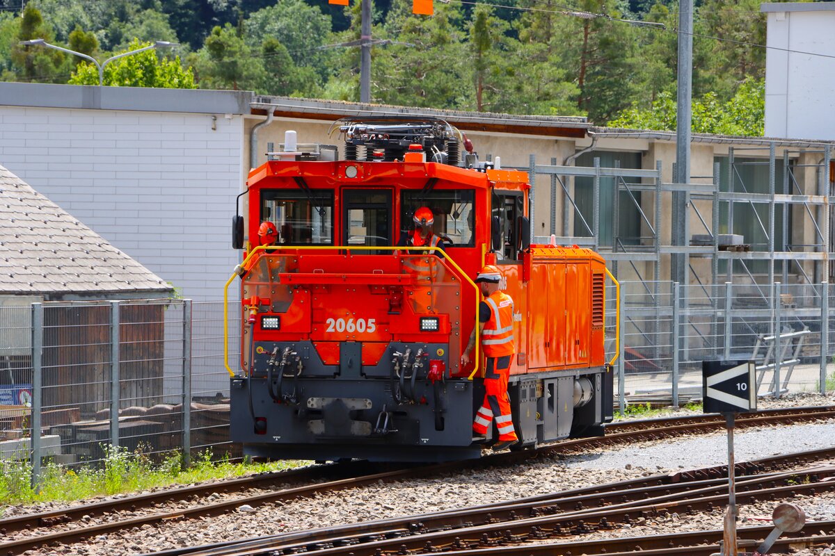 RhB Rangierlok Stadler Geaf2/2 20605 am 06.07.26 in Thusis beim Rangieren vom Bahnsteig aus fotografiert 
