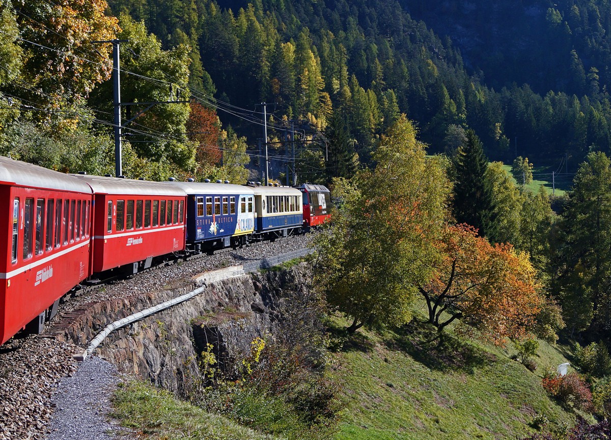 RhB: Re 1133 Chur-St. Moritz mit Ge 4/4 lll 648 bei Filisur am 18. Oktober 2013. Hinter der Lok wurden in Chur gleich zwei Speisewagen eingereiht.
Foto: Walter Ruetsch 