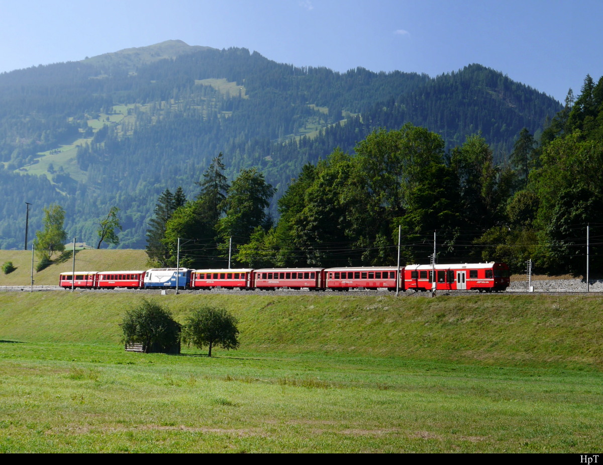 RhB - RE nach Chur / Disentis an der Spitze der Steuerwagen BDt 1753 unterwegs bei Jenaz am 30.07.2018