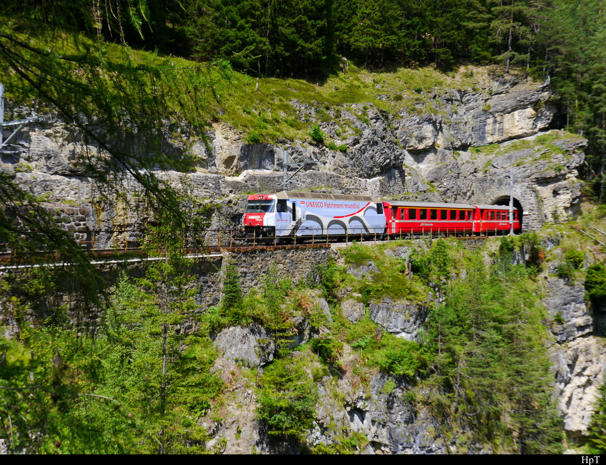 RhB - Regio nach Filisur mit der Ge 4/4 650 unterwegs kurz vor dem Bahnhof in Wiesen am 30.07.2018