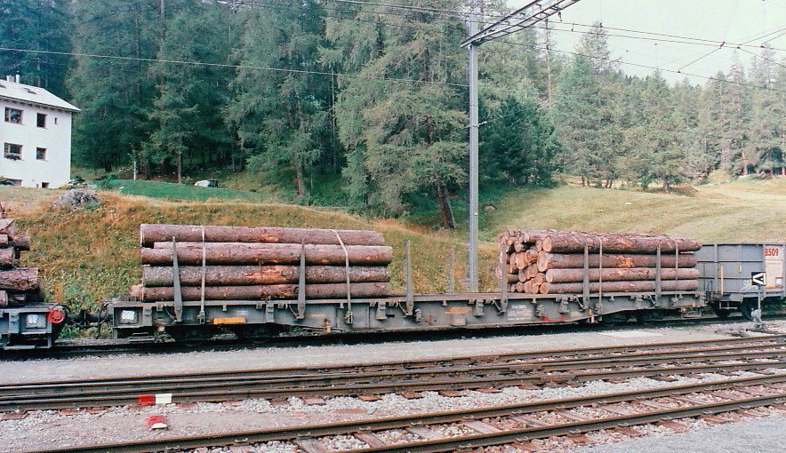 RhB - Rungenwagen R-w 8203 in Pontresina, August 2000. Die Serie 8202-8218 ist mit Abrollschienen und Anschlägen für den Transport von ACTS-Containern ausgerüstet.