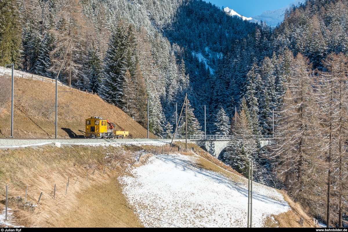 RhB Tm 2/2 83 mit Flachwagen am 28. November 2018 auf dem Weg nach Muot kurz vor dem Val-Tisch-Viadukt oberhalb Bergün.