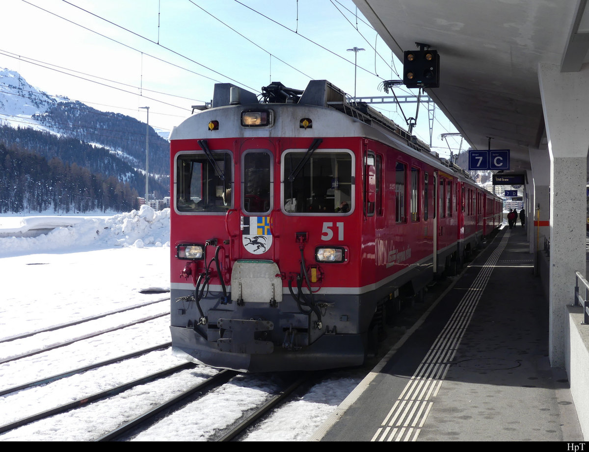 RhB - Triebwagen ABe 4/4  51 + ABe 4/4 53 als Regio in Richtung Bernina im Bahnhof von St. Moritz am 19.02.2021