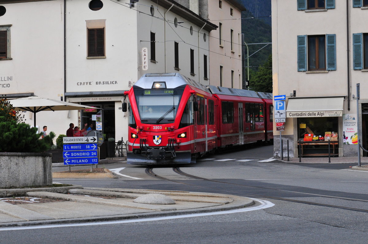 RhB - Triebzug ABe 8/12 3503 durchquert die Ortschaft Tirano als  Straßenbahn  kurz vor der Einfahrt in den dortigen Bahnhof am 23.08.2018