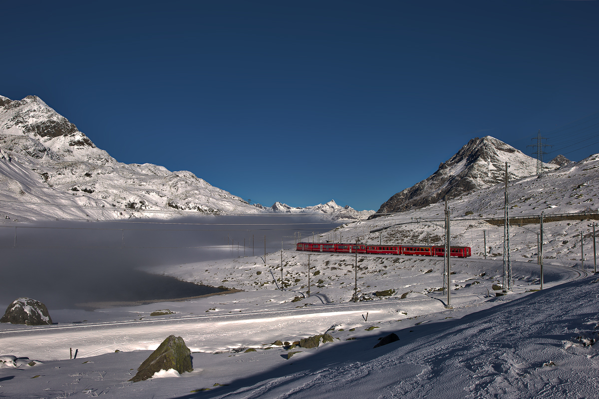 Rhb Triebzug ABe 8/12 3503 passiert nordwärts fahrend mit dem R nach St.Moritz den Lago Bianco am Berninapass und verschwindet dann alsbald im Nebelmeer.Bild vom 20 .10.2015