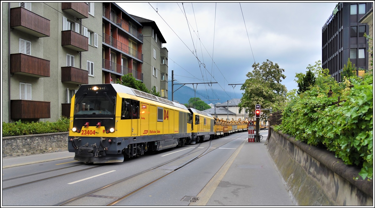 RhB Umbauextrazug nach St.Peter Molinis mit den beiden Gmf 23404+23401 verlässt Chur über die Engadinstrasse. (14.05.2020)