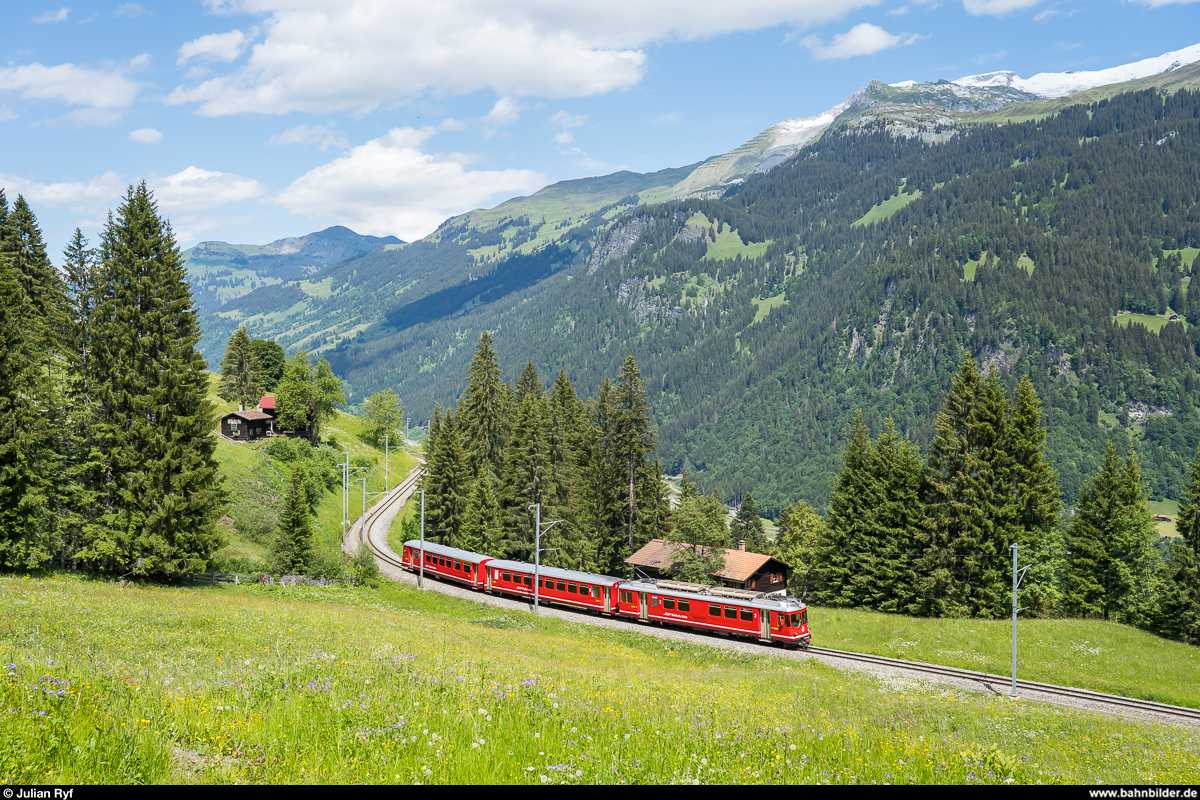 RhB Vorortspendel als RE Klosters - Davos am 12. Juni 2020 bei Cavadürli.